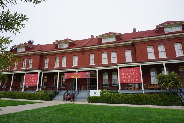 アメリカ(米国)・サンフランシスコ、ゴールデンゲートブリッジ、ウォルトディズニーファミリーミュージアム「霧のサンフランシスコ」の写真：ウォルトディズニーファミリーミュージアム...