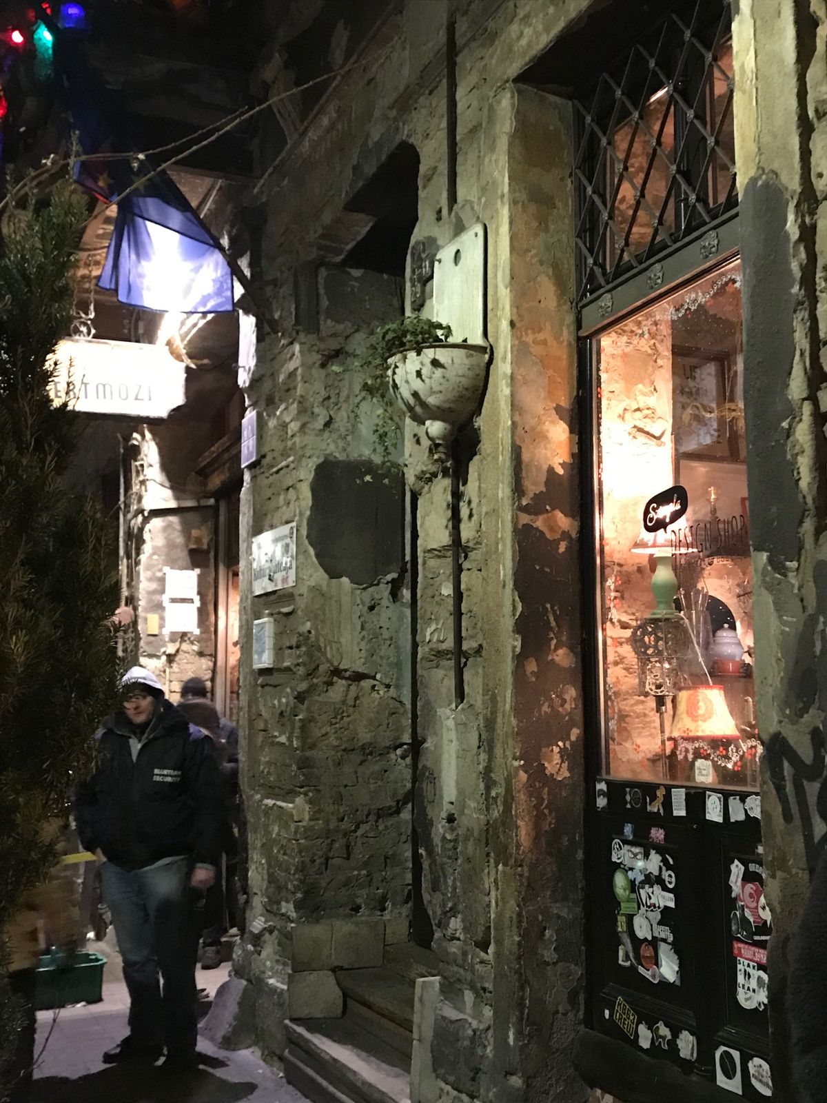 廃墟バー。
私はお酒が飲めないけど、雰囲気だけ味わいに🍺