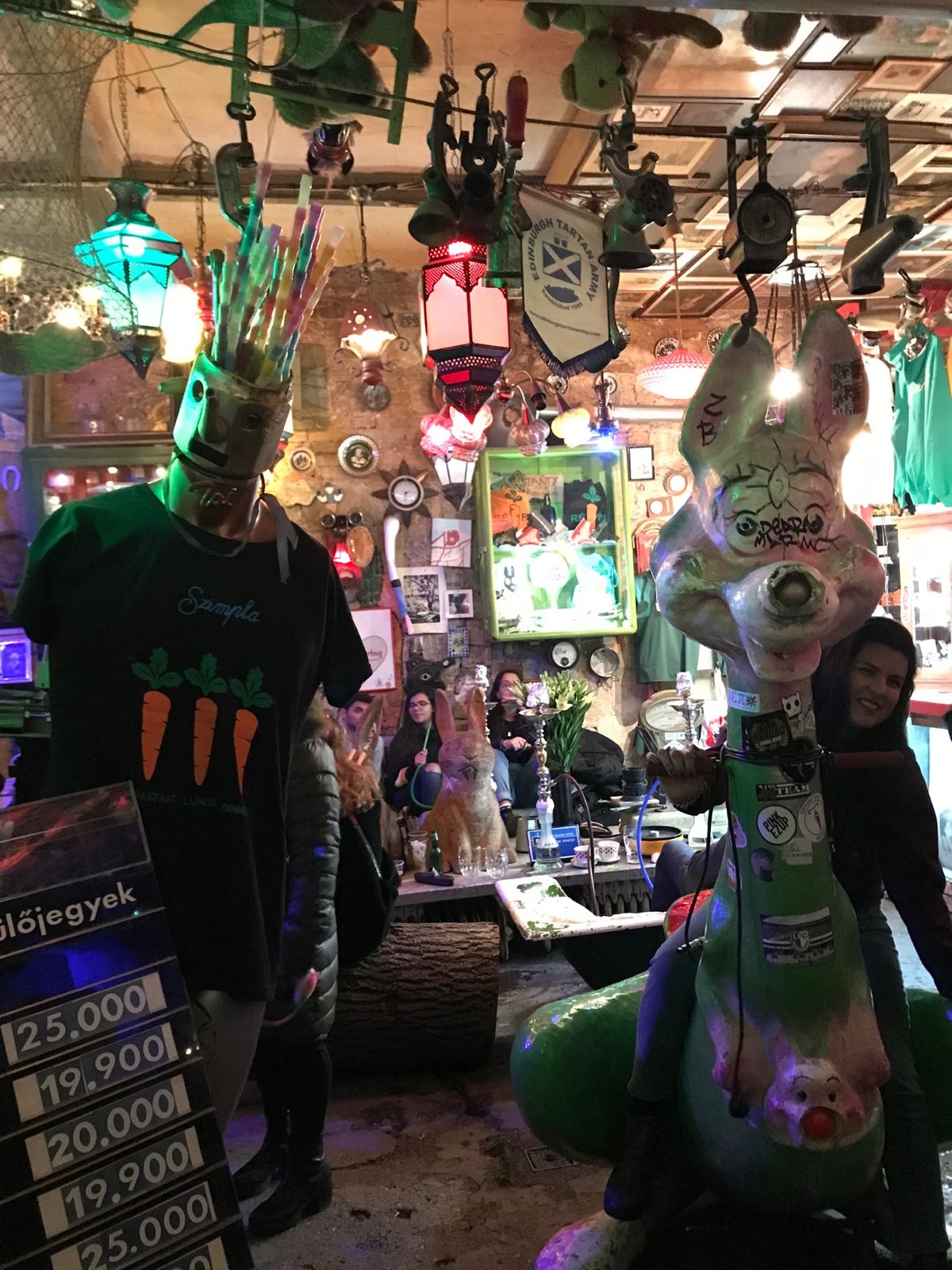 廃墟バー。
私はお酒が飲めないけど、雰囲気だけ味わいに🍺