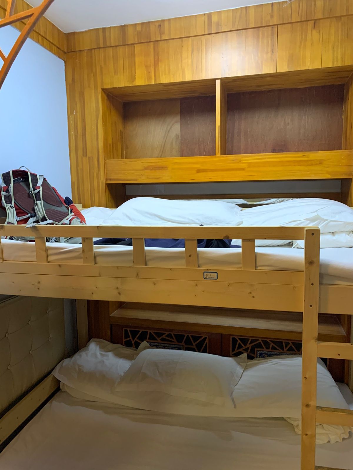 ゲストハウスに着いた。
なんというか、
ここの周りは廃れた温泉地のようだ。...