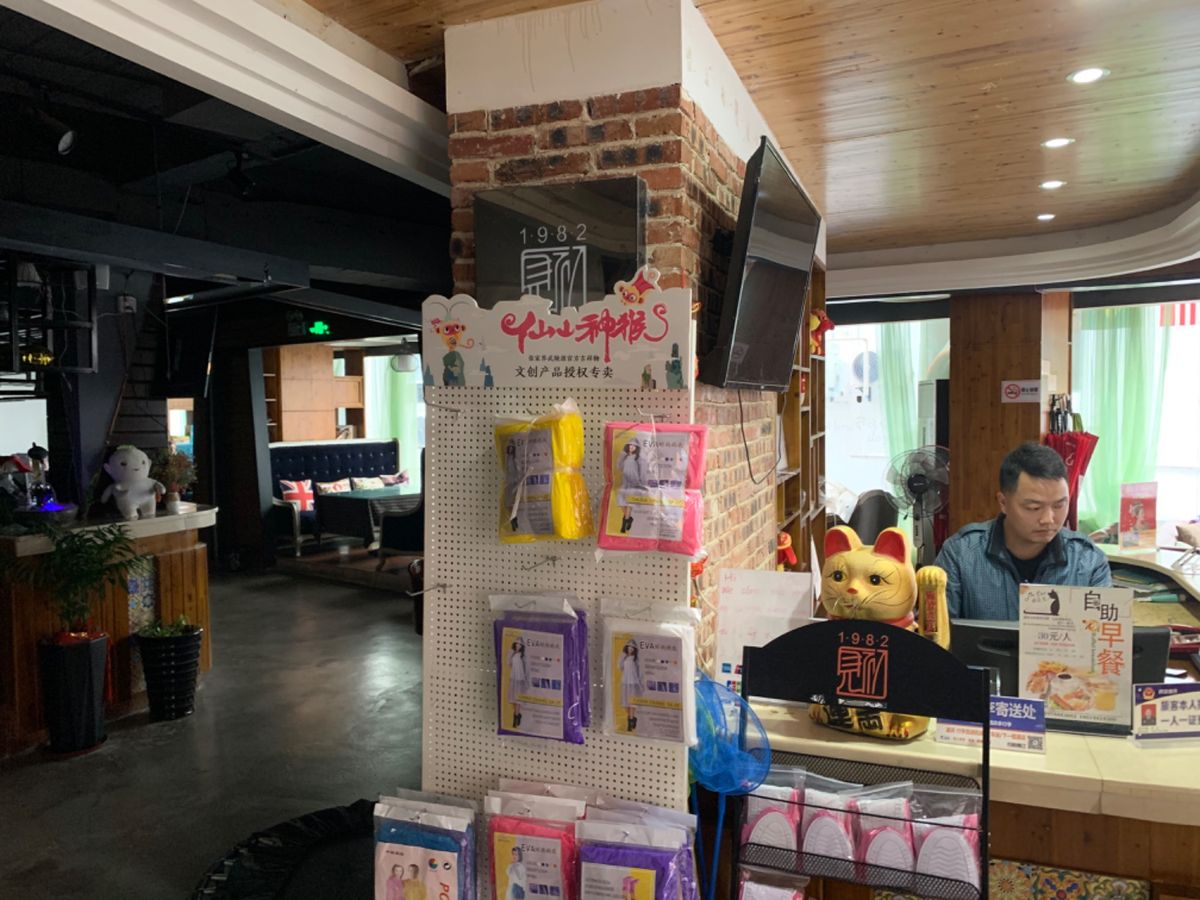 ゲストハウスに着いた。
なんというか、
ここの周りは廃れた温泉地のようだ。...