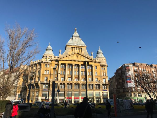 ハンガリー・ブダペスト「ブダペスト」の写真：空港へはこちらのバス停から。始発なので座...