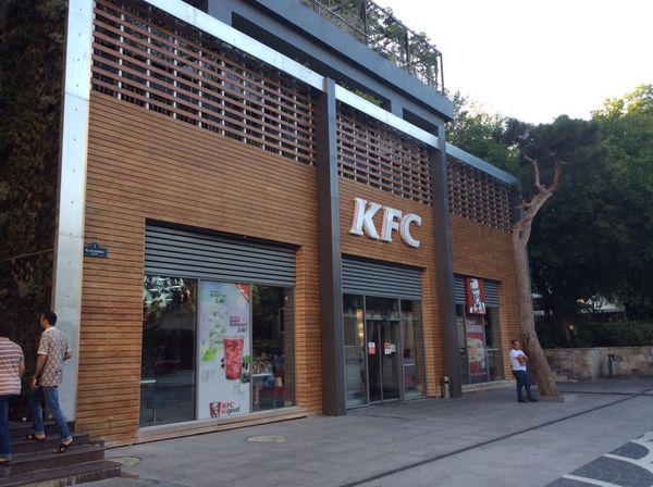 アゼルバイジャン・バクー「バクー散策」の写真：旧市街は発展している真っ只中って感じでした。