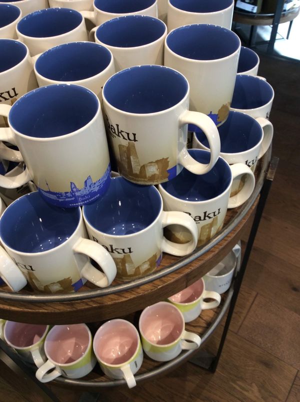 アゼルバイジャン・バクー「バクー散策」の写真：マックやスタバは観光地にだいたいありますね。