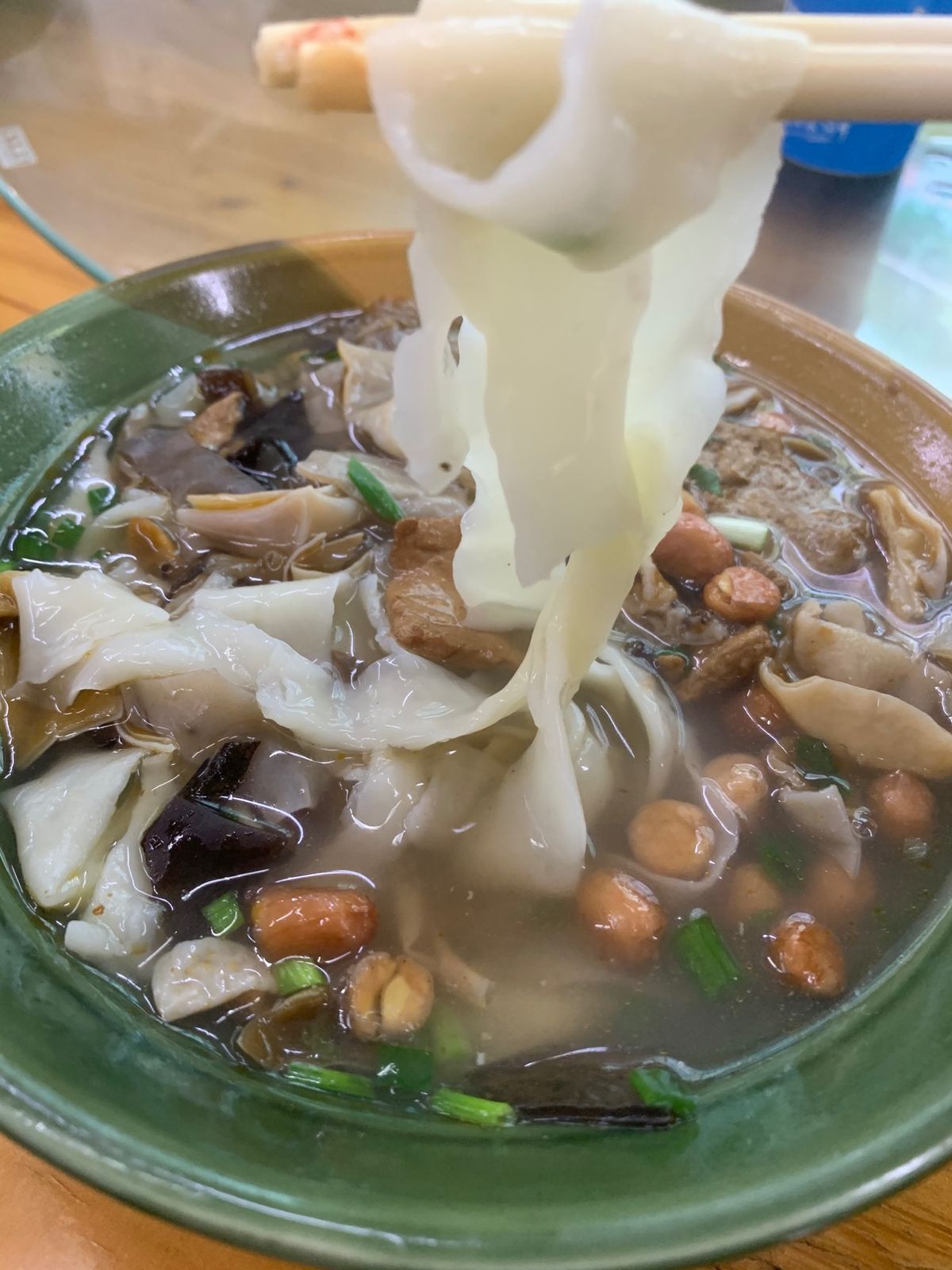 朝食の刀削麺。
美味い。
今日はあいにくの雨なので、登山は断念。