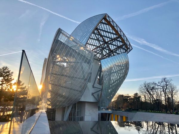 フランス・パリ、モンサンミッシェル、ロワール渓谷、シャルトル「フランス旅行」の写真：フォンダシオン・ルイ・ヴィトン
パリにあ...