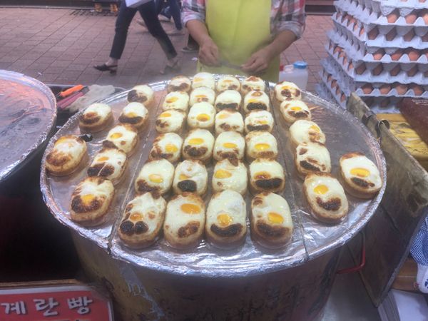 大韓民国 (韓国)「韓国旅行」の写真：カステラ⁉️
パン⁉️
の上に玉子⁉️（...