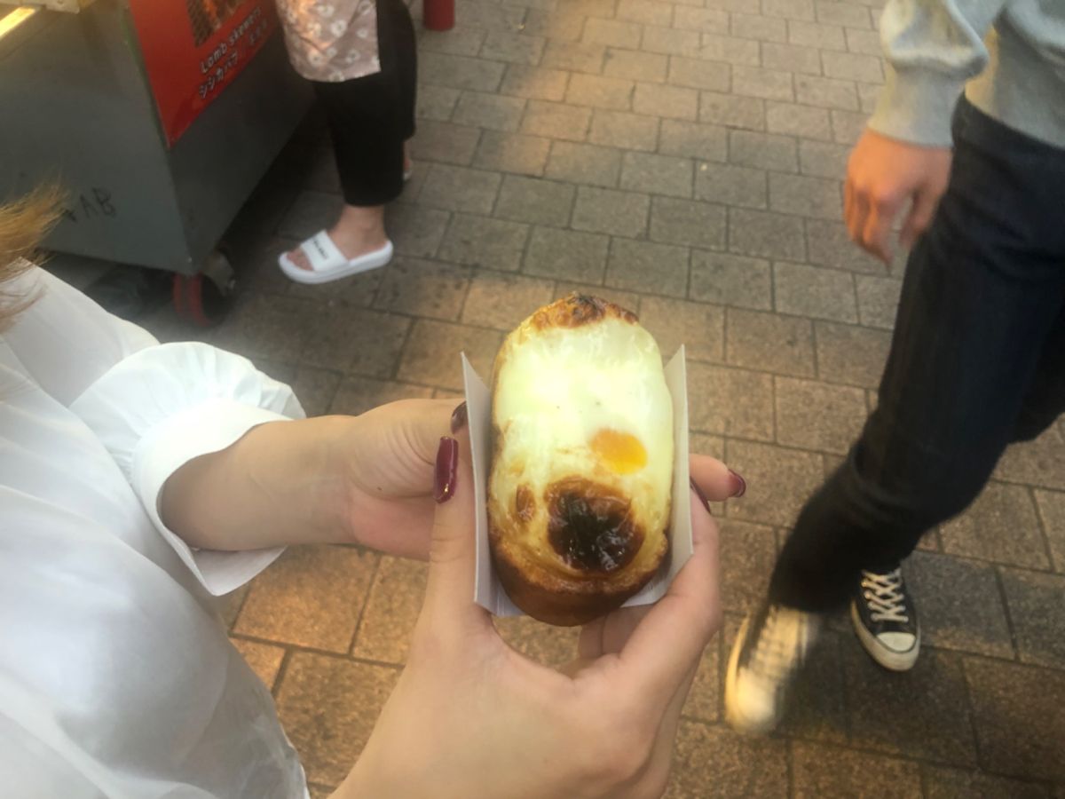 カステラ⁉️
パン⁉️
の上に玉子⁉️（笑）
味は、普通〜😄
韓国に居るだ...