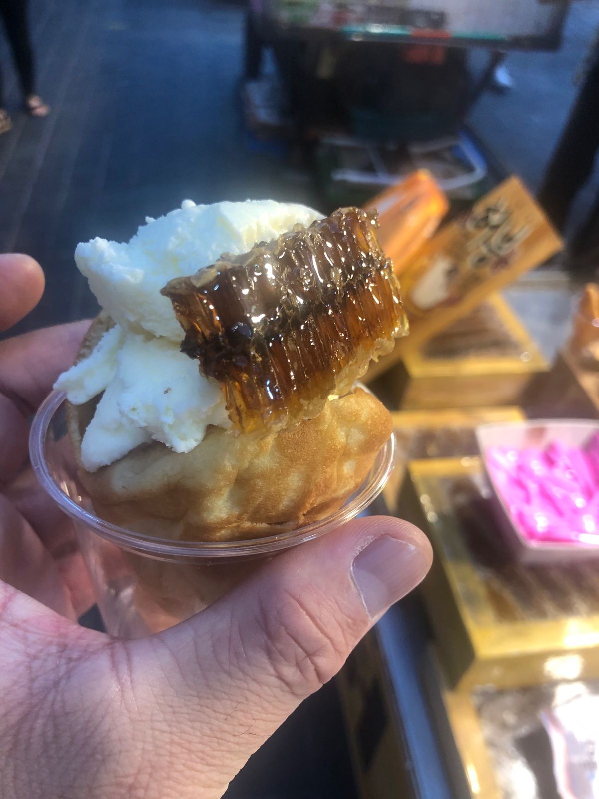 魚の口の中にアイス🍨
上には、蜂蜜⁉️蜂の巣箱にある蜂蜜塊り⁉️（笑）
あ...