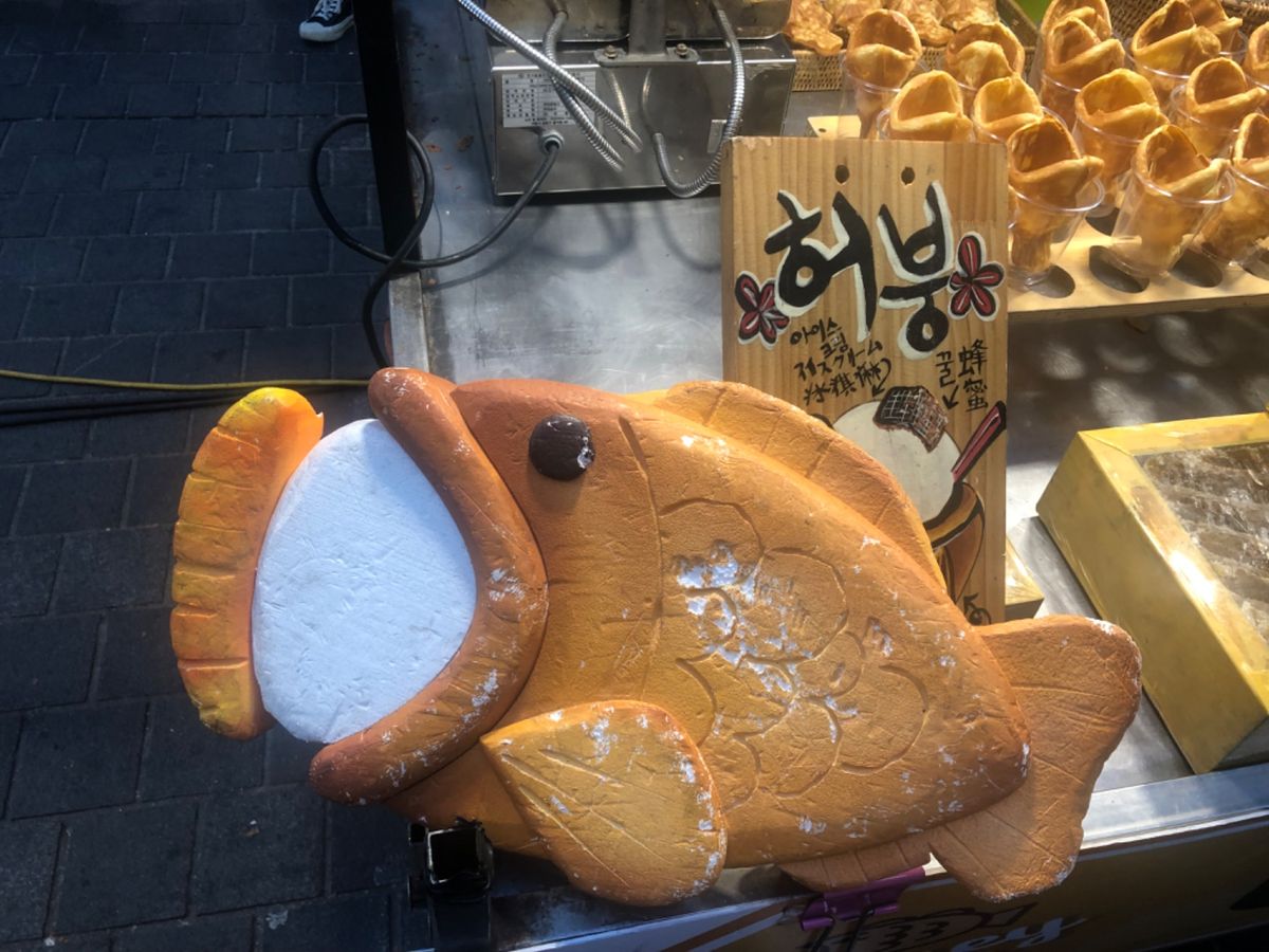 魚の口の中にアイス🍨
上には、蜂蜜⁉️蜂の巣箱にある蜂蜜塊り⁉️（笑）
あ...