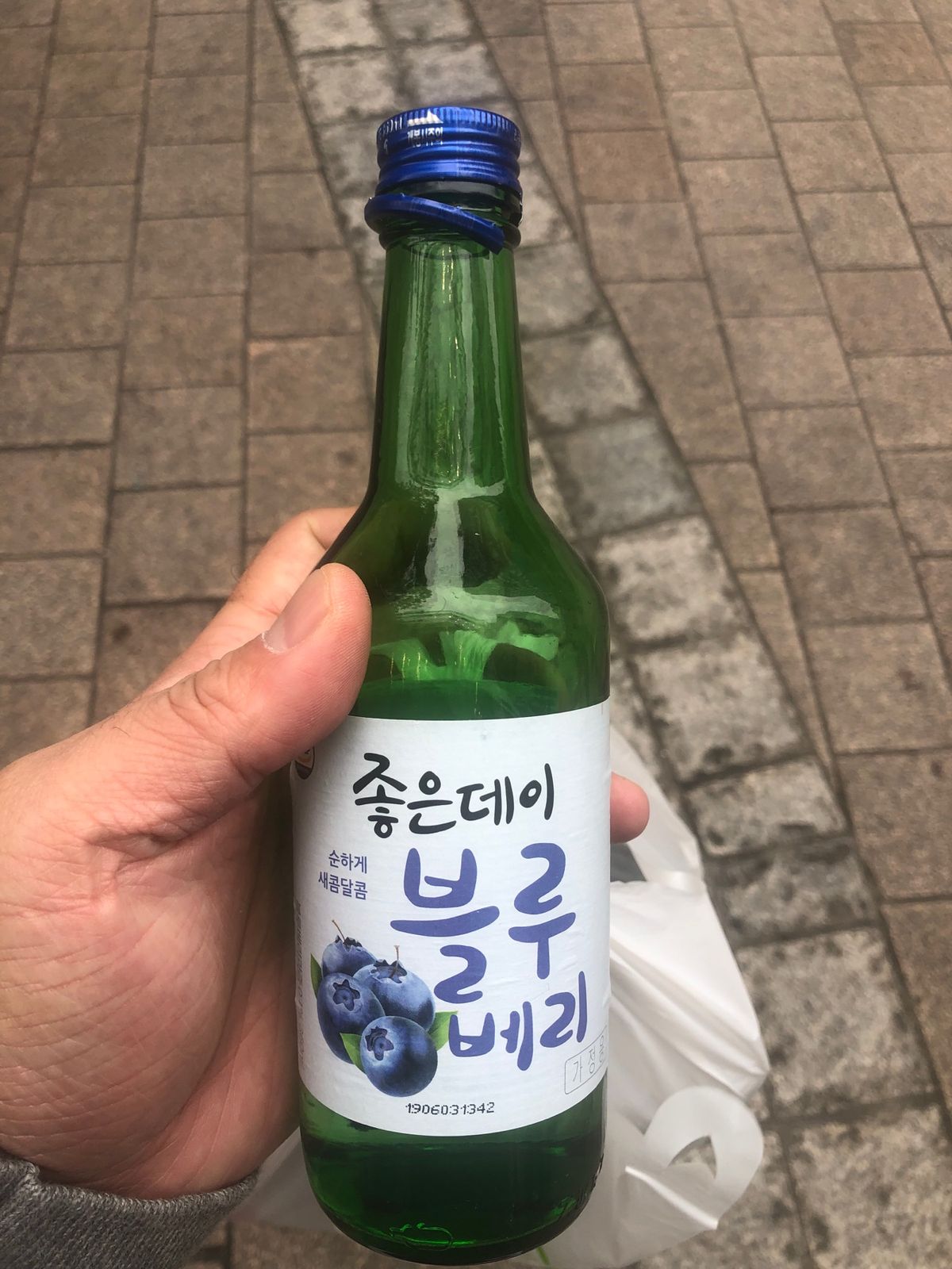 朝　近くのお粥屋さんで朝食😊
胃を休める為にお粥〜
からのビール🍺（笑）
...