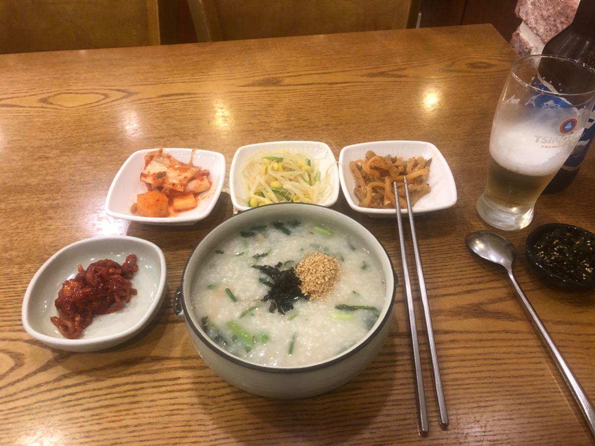 朝　近くのお粥屋さんで朝食😊
胃を休める為にお粥〜
からのビール🍺（笑）
...