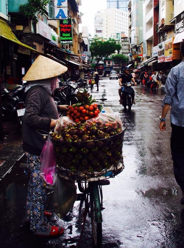ベトナム・ホーチミン「Eating in Hồ Chí Minh」の写真：スコール後の路地、好きな時間。
排気ガス...