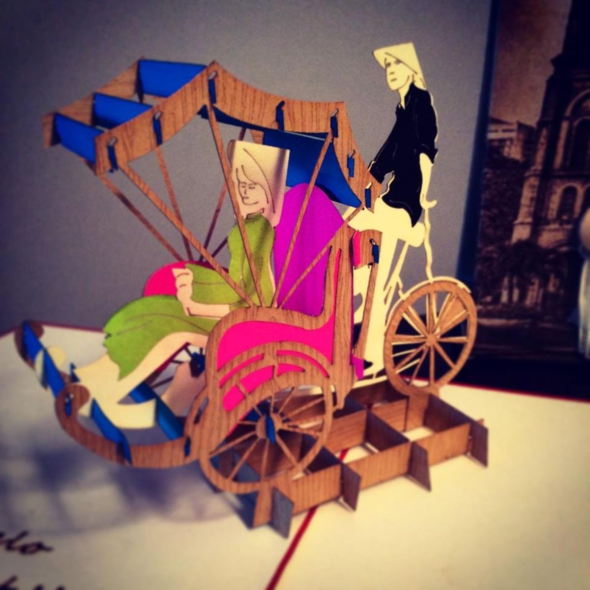 ベトナムの人は手先が器用。
立体カードはあり得ない細かさ。もちろん、きちん...