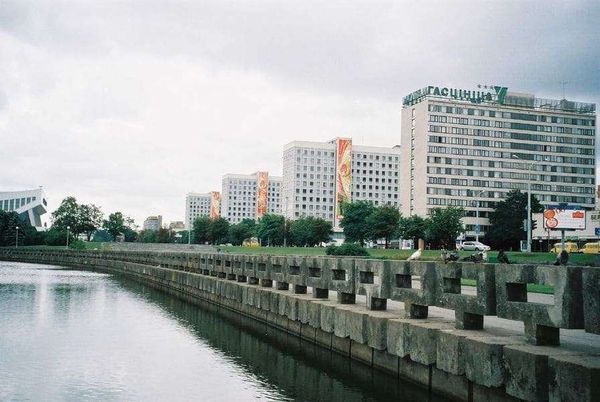 ベラルーシ・ミンスク「ベラルーシ　2007年 ヨーロッパ最後の独裁国家　首都ミンスク滞在」の写真：スローガンを掲げたアパートメント群

