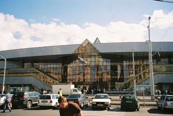 ベラルーシ・ミンスク「ベラルーシ　2007年 ヨーロッパ最後の独裁国家　首都ミンスク滞在」の写真：モダンな鉄道駅

