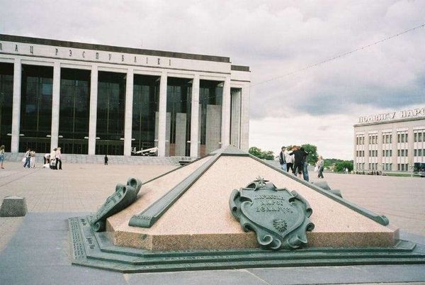 ベラルーシ・ミンスク「ベラルーシ　2007年 ヨーロッパ最後の独裁国家　首都ミンスク滞在」の写真：十月広場