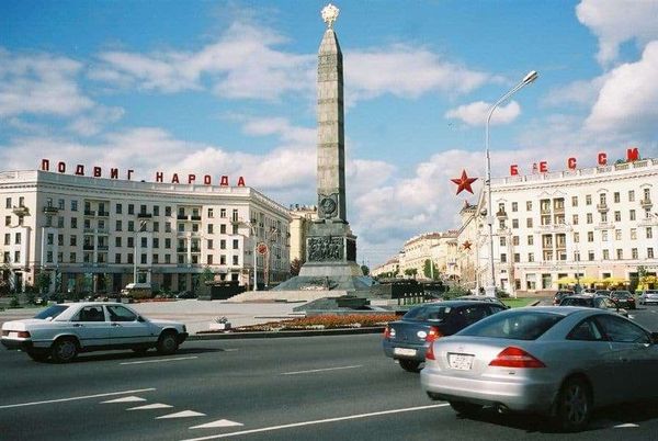 ベラルーシ・ミンスク「ベラルーシ　2007年 ヨーロッパ最後の独裁国家　首都ミンスク滞在」の写真：ヴィクトリースクエア
市民が沢山集まる場...