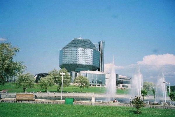 ベラルーシ・ミンスク「ベラルーシ　2007年 ヨーロッパ最後の独裁国家　首都ミンスク滞在」の写真：超デカイ図書館
ルカシェンコ大統領肝いり。

