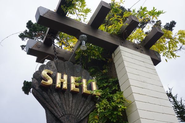 アメリカ(米国)・カリフォルニア・モントレー・カーメルバイザシー「モントレー・カーメルバイザシー」の写真:ガソリンスタンドさえオシャレ♡inカーメル