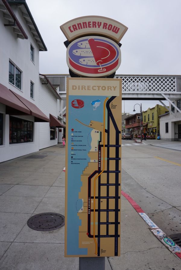 アメリカ(米国)・カリフォルニア・モントレー・カーメルバイザシー「モントレー・カーメルバイザシー」の写真:バス停とか道標が本当にかわいい♡