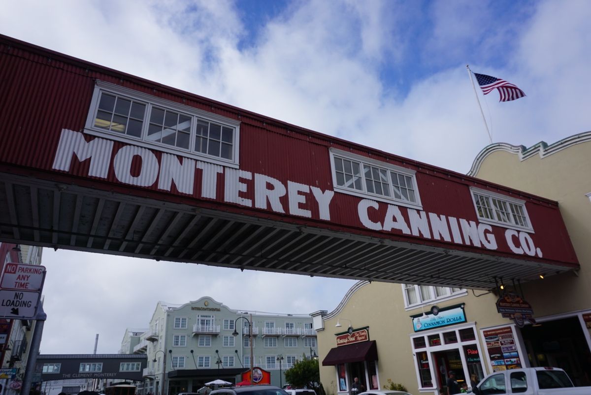 キャナリーロウはかつてモントレーの収入源だったイワシの缶詰工場が並んでいた...