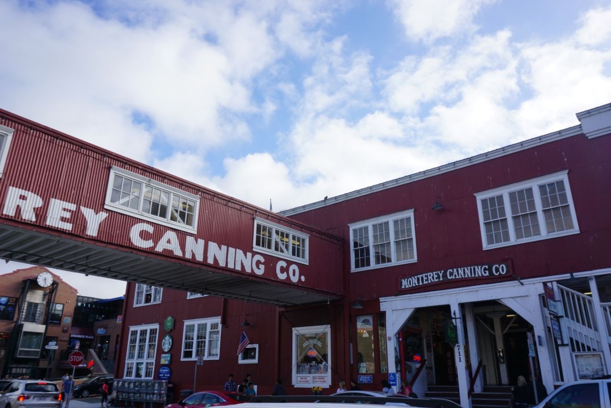キャナリーロウはかつてモントレーの収入源だったイワシの缶詰工場が並んでいた...