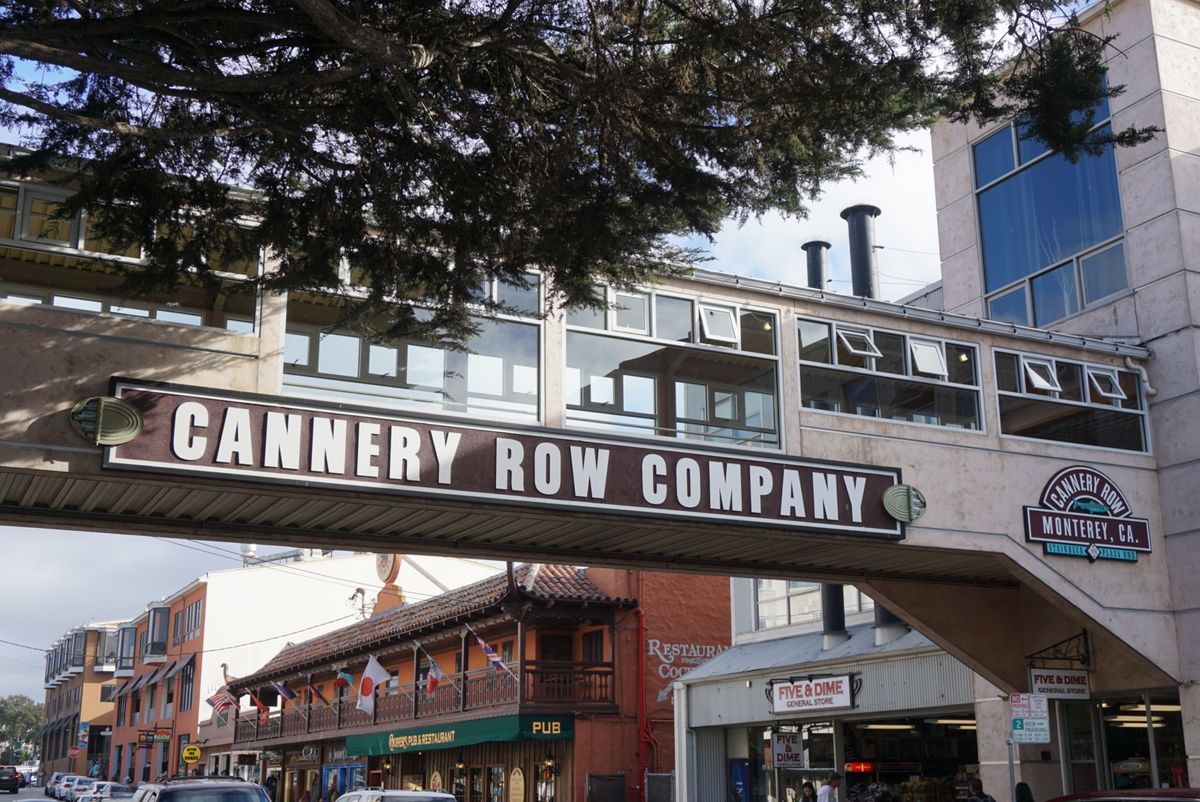 キャナリーロウはかつてモントレーの収入源だったイワシの缶詰工場が並んでいた...