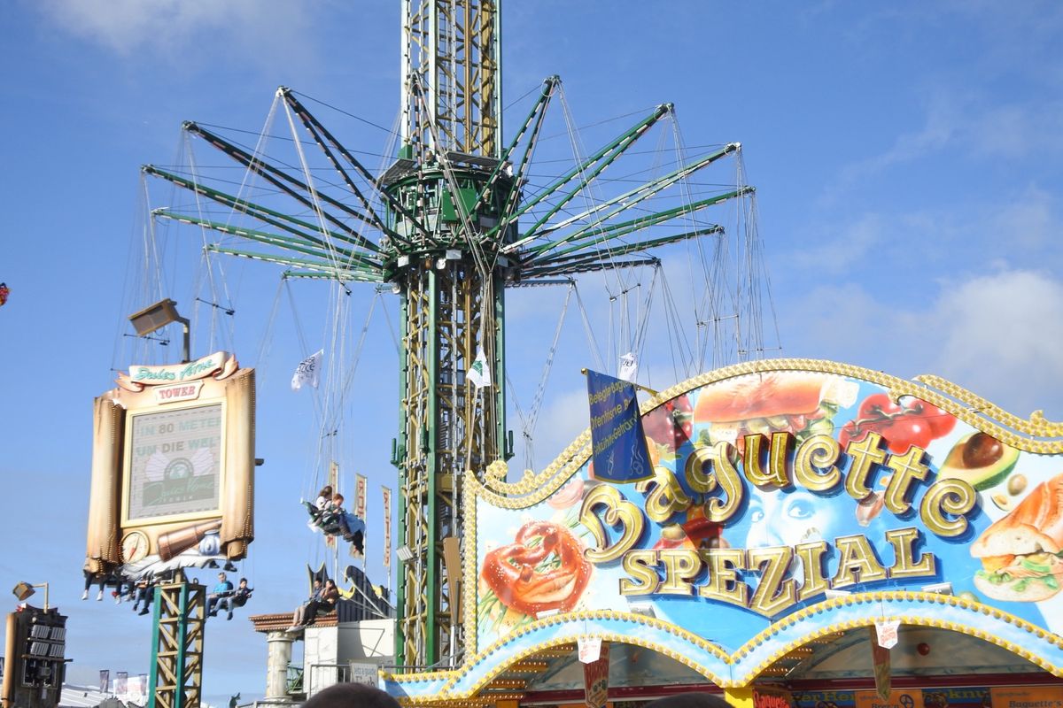 ミュンヘンオクトーバーフェスト。
ビールジョッキは1リットル！！
重たかっ...