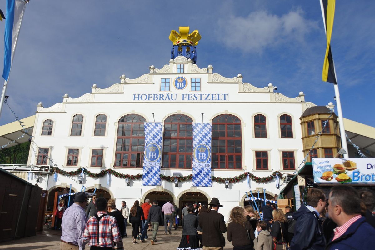 ミュンヘンオクトーバーフェスト。
ビールジョッキは1リットル！！
重たかっ...