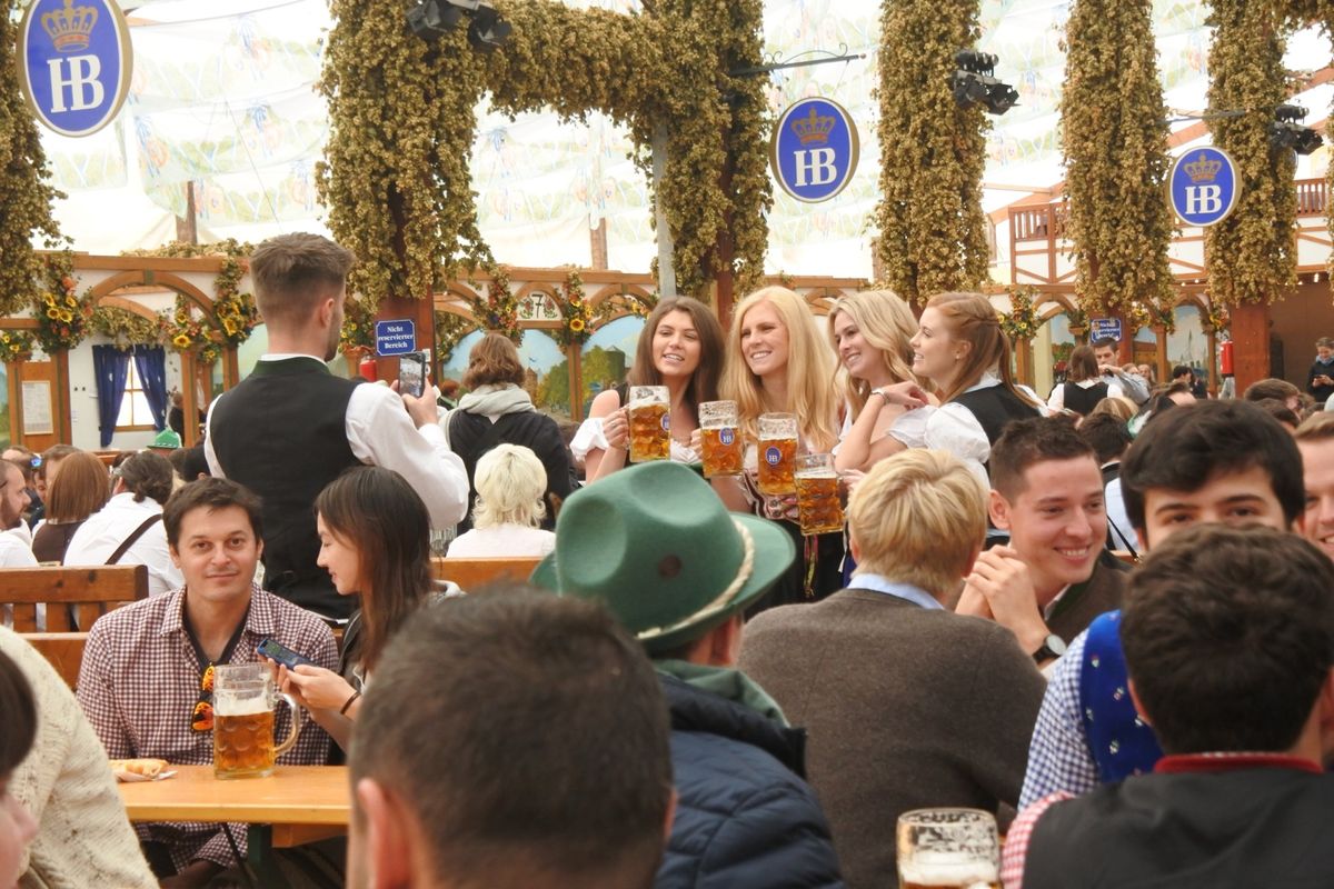 ミュンヘンオクトーバーフェスト。
ビールジョッキは1リットル！！
重たかっ...