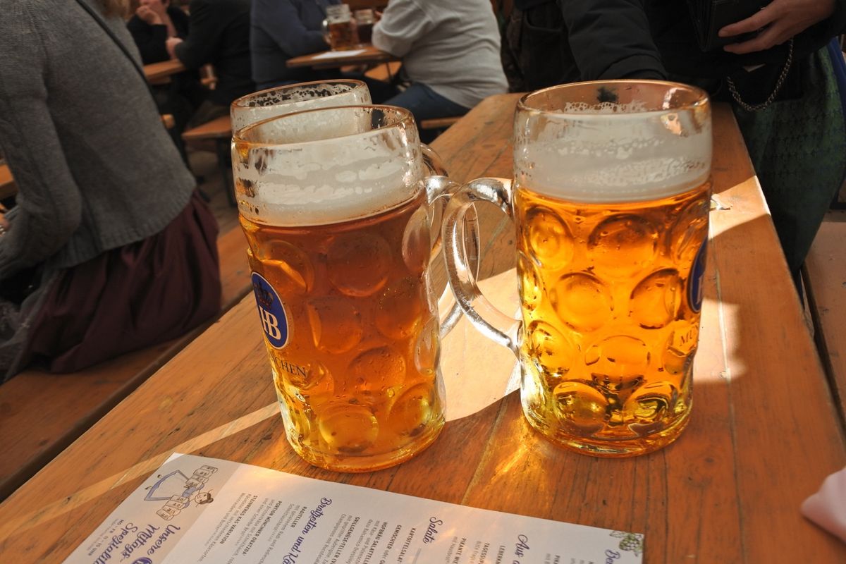 ミュンヘンオクトーバーフェスト。
ビールジョッキは1リットル！！
重たかっ...