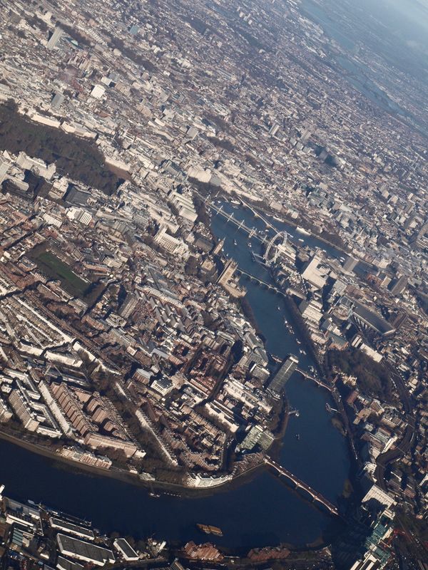 チェコ共和国・プラハ「世界遺産とビール@チェコ」の写真：ロンドン上空を飛んでる！