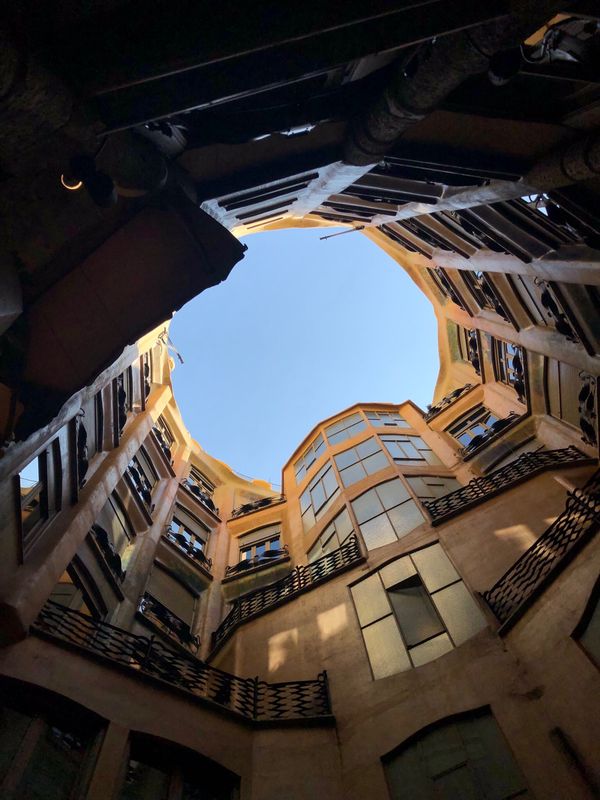 スペイン・バルセロナ「スペイン旅行②」の写真：カサ・ミラ
現在も人が住んでるというから驚き！