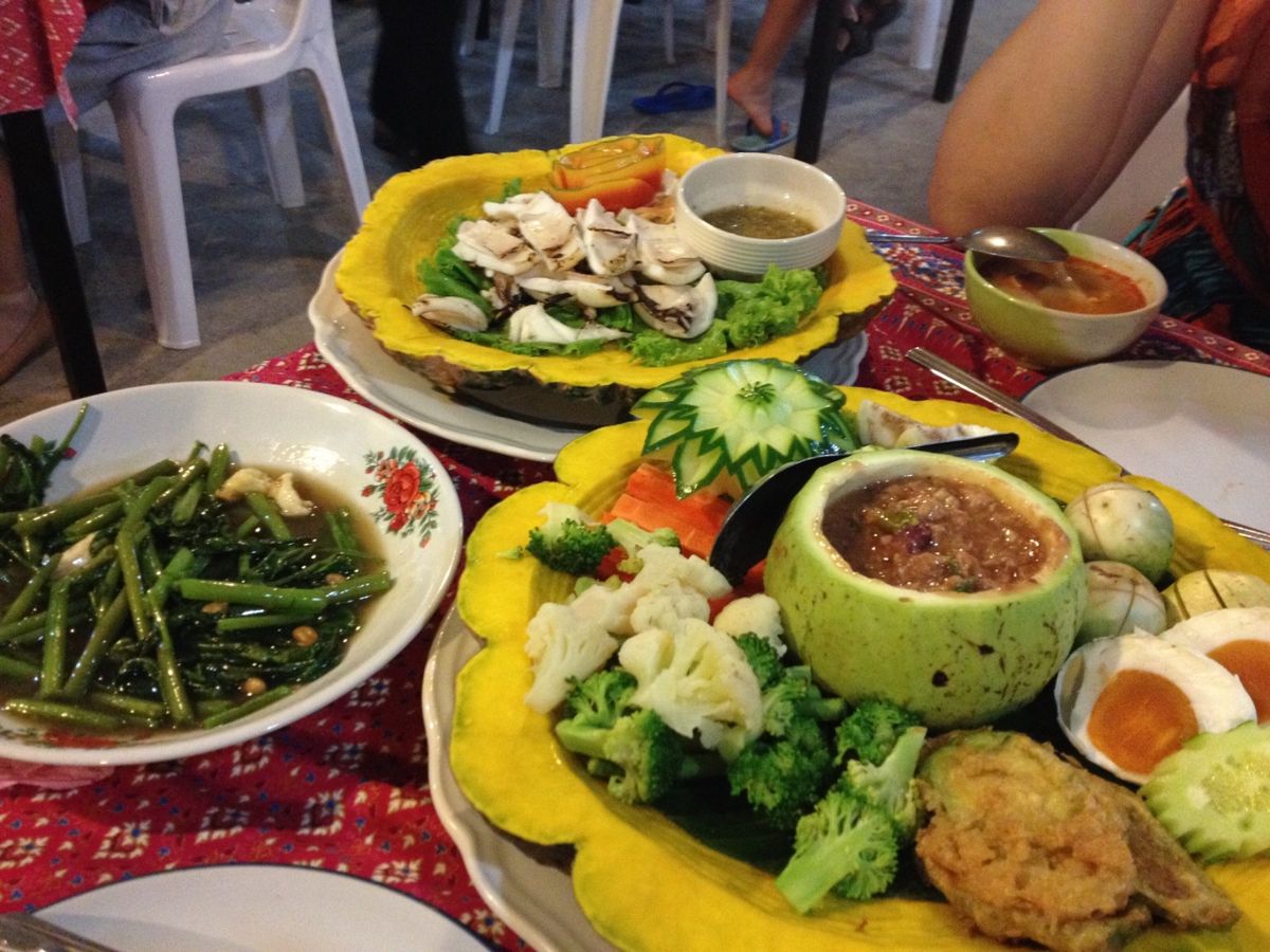 ホテル前の屋台のチャーハンが大好きな味で夜な夜な通った（帰国して病院行った...