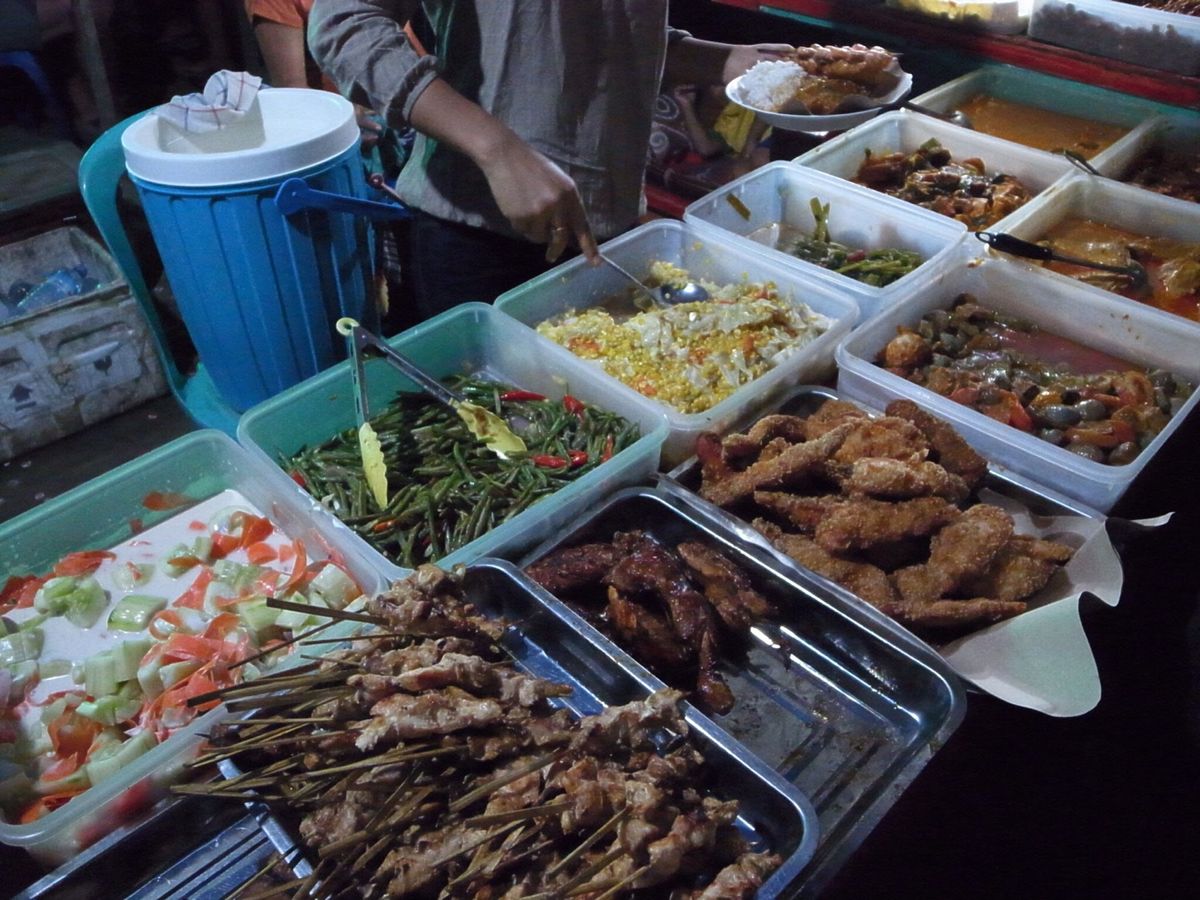 急遽国内線に乗って日帰りでジャカルタへ。世界遺産ボロブドゥール寺院遺跡群と...