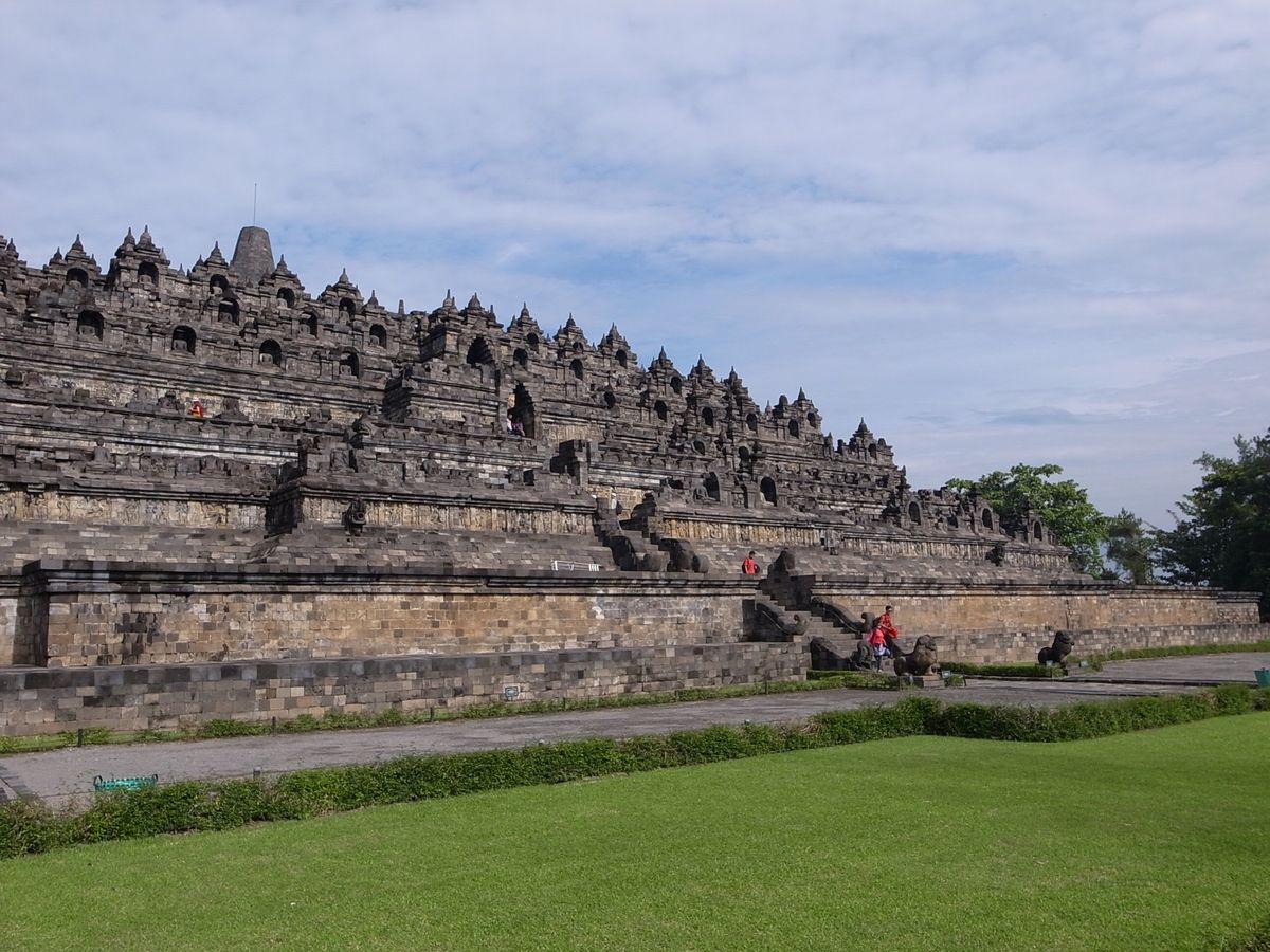 急遽国内線に乗って日帰りでジャカルタへ。世界遺産ボロブドゥール寺院遺跡群と...