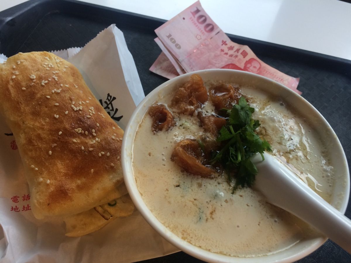 目的の九份と大人気の朝食は阜杭豆漿へ

5時半のオープンに合わせて早起きし...