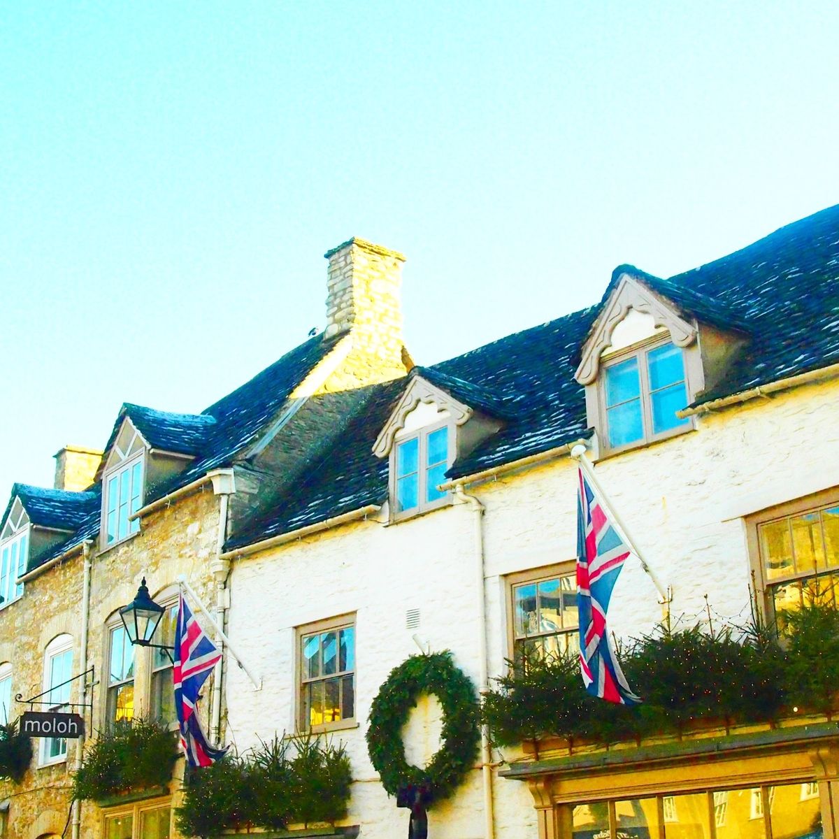 コッツウォルズも古い建物が素敵で、ここで食べたスコーンがとりあえず美味しか...
