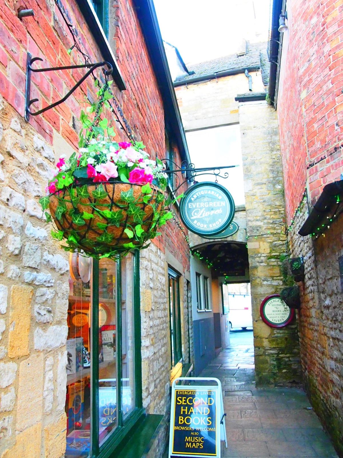 コッツウォルズも古い建物が素敵で、ここで食べたスコーンがとりあえず美味しか...