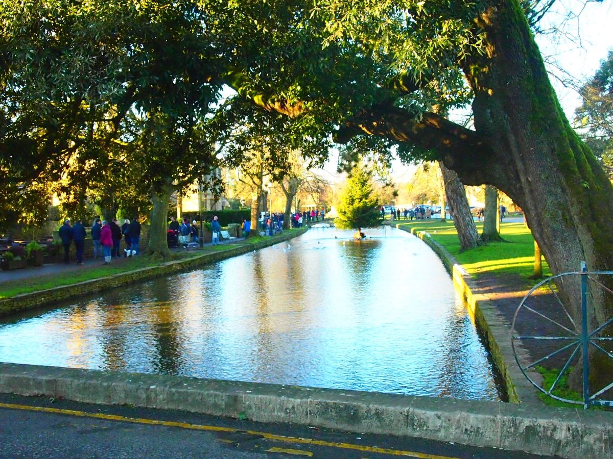 コッツウォルズも古い建物が素敵で、ここで食べたスコーンがとりあえず美味しか...