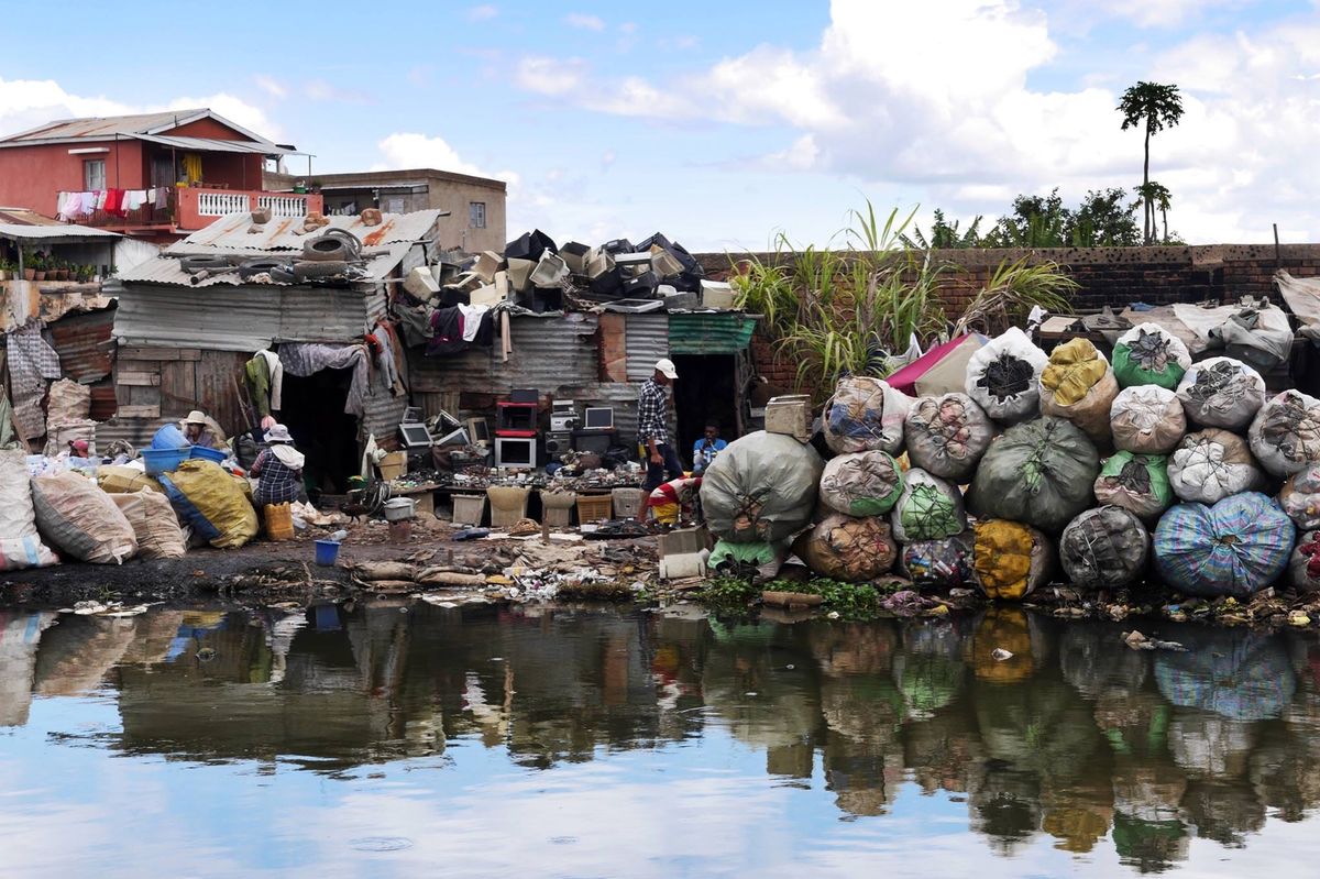 首都のアンタナナリボ。
空気が悪いのでマスク必須。
夜の町歩きは注意が必要