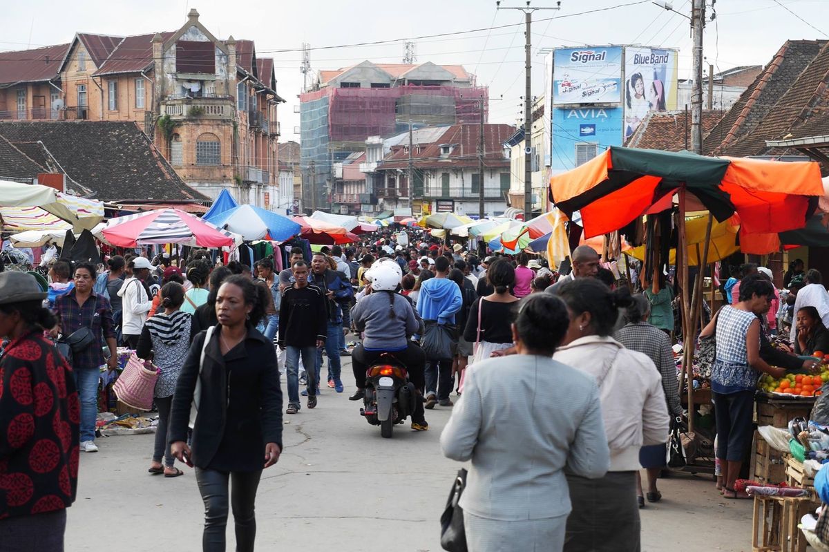 首都のアンタナナリボ。
空気が悪いのでマスク必須。
夜の町歩きは注意が必要