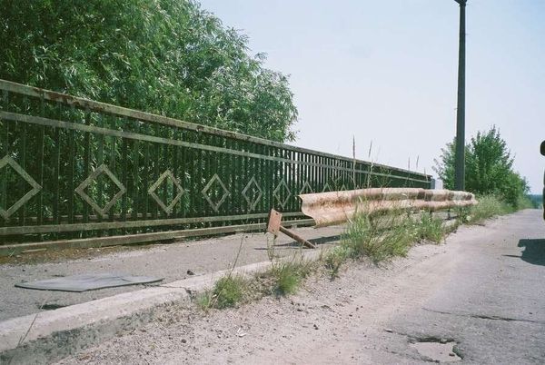 ウクライナ・キエフ「2007年 ウクライナ　チェルノブイリ」の写真：道路も放置されたまま。