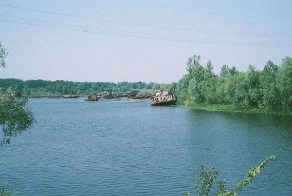 ウクライナ・キエフ「2007年 ウクライナ　チェルノブイリ」の写真：船もそのまま