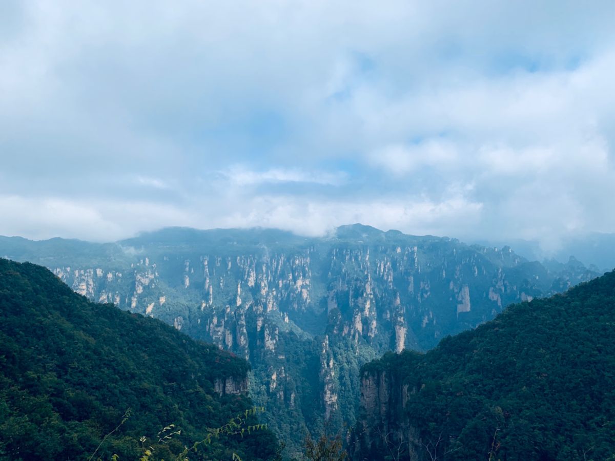 張家界、武陵源の山。
今回の目的の山に登った！

曇りではあったが、歩いて...