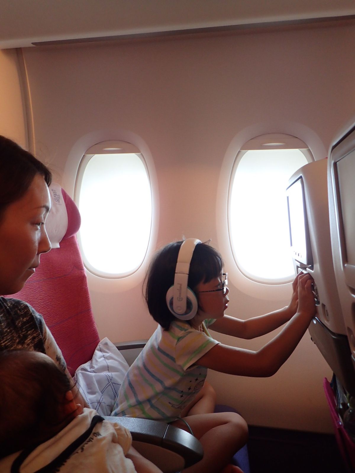 タイ航空のA380でバンコクへ。
長女の機内での過ごし方は、ベテラン❗️マ...