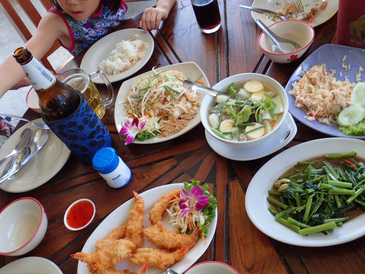 タイ航空のA380でバンコクへ。
長女の機内での過ごし方は、ベテラン❗️マ...