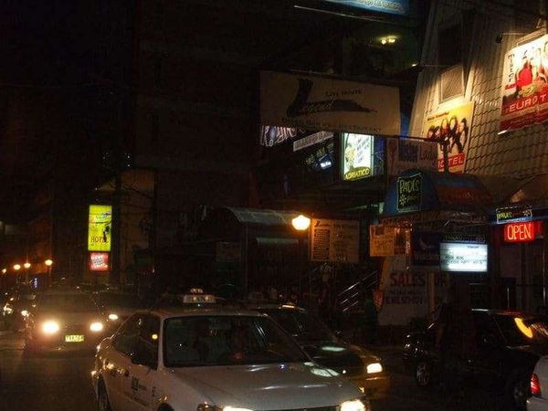 フィリピン・マニラ「2007年 フィリピン　マニラ　ホスピタリティとカオスの街」の写真：マニラの夜はにぎやか。
日本語を喋る売春...