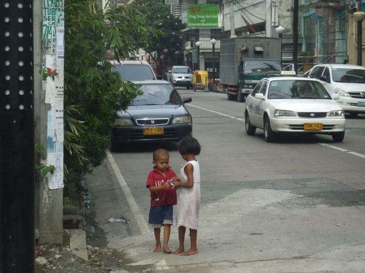 街中のストリートチルドレン